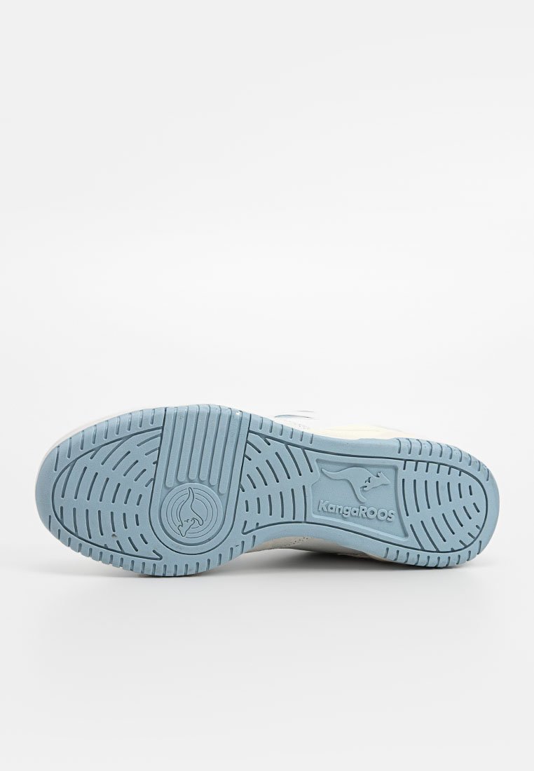 Onderzijde van een lichtblauw-soled sneaker die het profiel toont en het ingebed Kangaroos-merklogo met de silhouet van een kangaroe.
