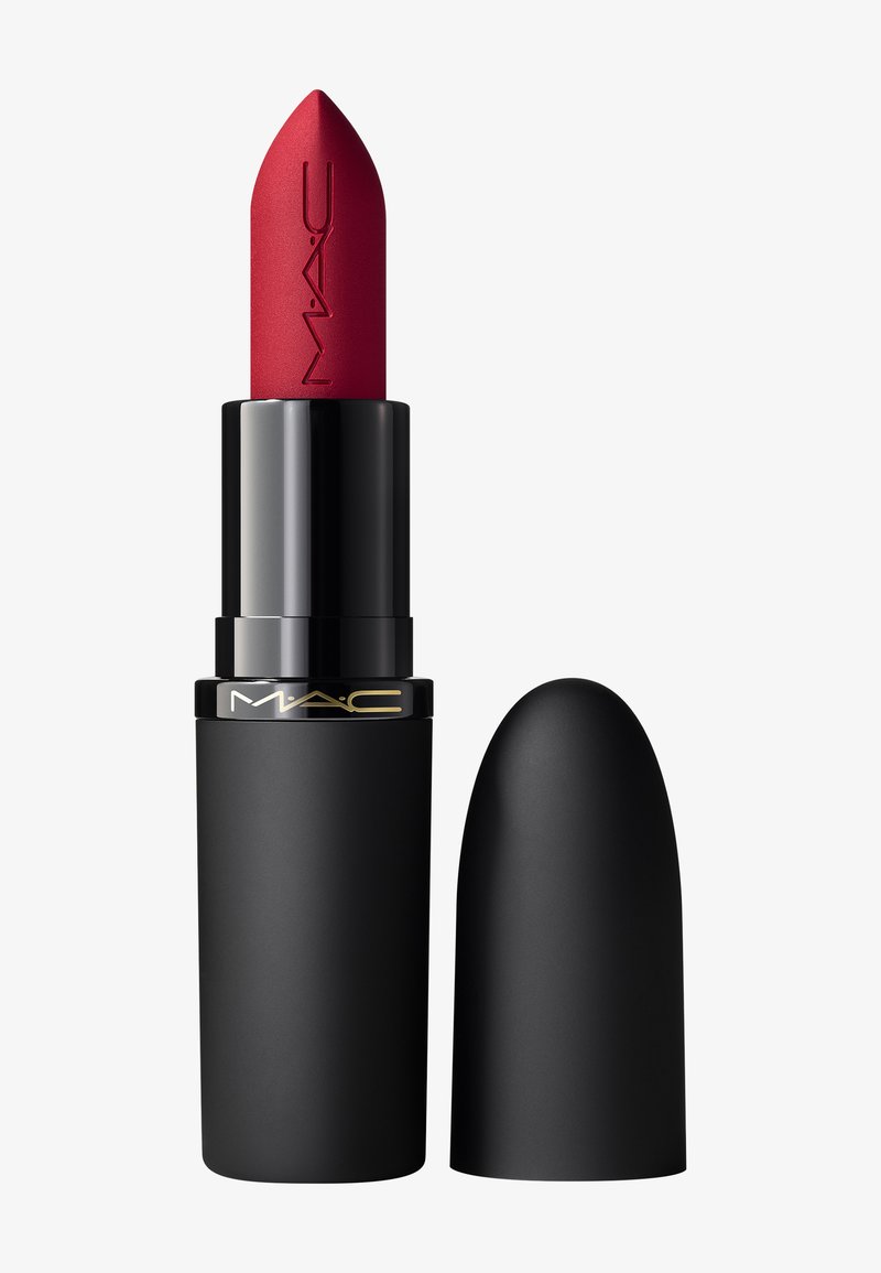 Rouge à lèvres MAC rouge à fini mat. Forme en balle, logé dans un tube cylindrique noir avec un logo doré, capuchon partiellement retiré.