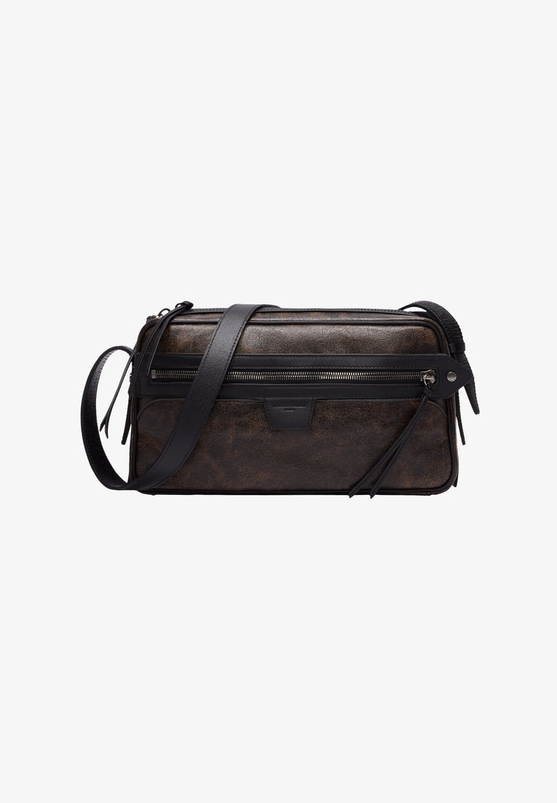 Sac bandoulière en cuir marron foncé avec poche zippée noire et bandoulière réglable sur fond blanc.