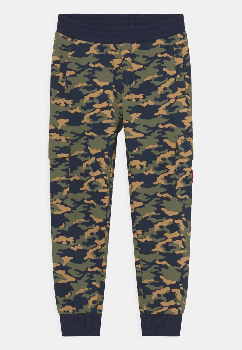 Jogging en camouflage dans des tons de vert et de beige, avec une taille élastique et des poignets aux chevilles, dotés de poches cargo latérales pour un rangement supplémentaire.