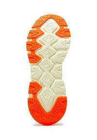 Suela de un zapato con un patrón en zigzag, que presenta goma naranja y crema. Superficies de agarre texturizadas para tracción y estabilidad.