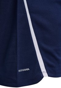 Marineblauw sportshirt met vochtregulerende eigenschappen, voorzien van witte zijsteken en een gestructureerde afwerking. Heeft het "BECOOL"-logo in het wit aan de onderkant.