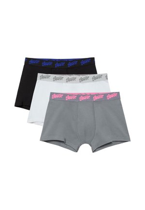 Trois paires de boxers pour hommes en noir, blanc et gris, chacune avec une ceinture élastique de marque en bleu, gris et rose.
