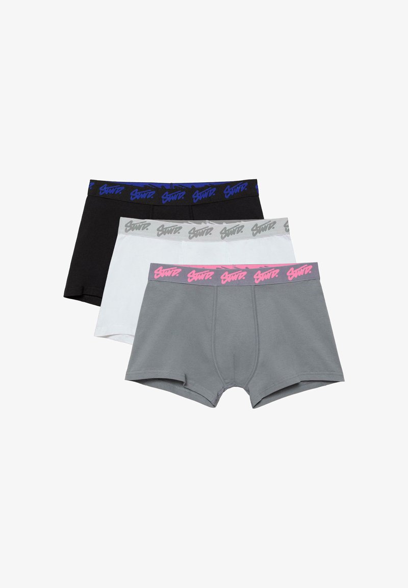 Trei perechi de boxeri pentru bărbați în negru, alb și gri, fiecare având o bandă elastică cu brand în albastru, gri și roz.