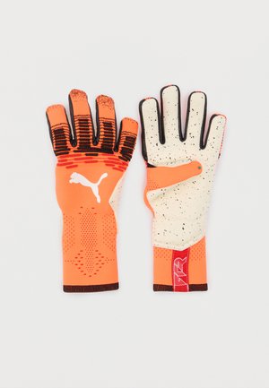 Mănuși portocalii strălucitoare cu grip texturat și accente negre. O mănușă are un finisaj alb cu pete; ambele au logo-uri Puma și manșete elastice.