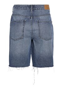 Zilā džinsa šorti ar izbalējušu gradientu, saplēstu malu un divām aizmugurējām kabatām. Jostasvieta ir papildināta ar ādas uzšuvēm.