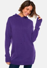 Lila Kapuzenpullover mit strukturierter Strickware, langen Ärmeln und einer lockeren Passform. Besitzt Zugbänder am Hals sowie gerippte Bündchen und Saum.