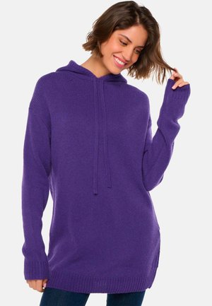 Sweat à capuche violet avec un tricot texturé, des manches longues et une coupe décontractée. Il possède des cordons de serrage au niveau du cou ainsi que des bords côtelés aux poignets et à l'ourlet.