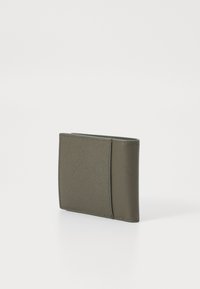 Portafoglio in pelle grigio scuro piegato in posizione verticale su una superficie bianca, con cuciture visibili e finitura testurizzata.