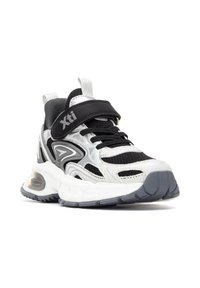 Scarpa atletica in bianco e nero con tomaia in rete, suola in gomma, tallone imbottito e cinturino regolabile in Velcro. Decorata con accenti in argento.