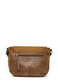 Borsa a tracolla in pelle marrone con finitura liscia. Dotata di una tasca frontale con zip e di una morbida chiusura a patta beige. Include una tracolla regolabile.
