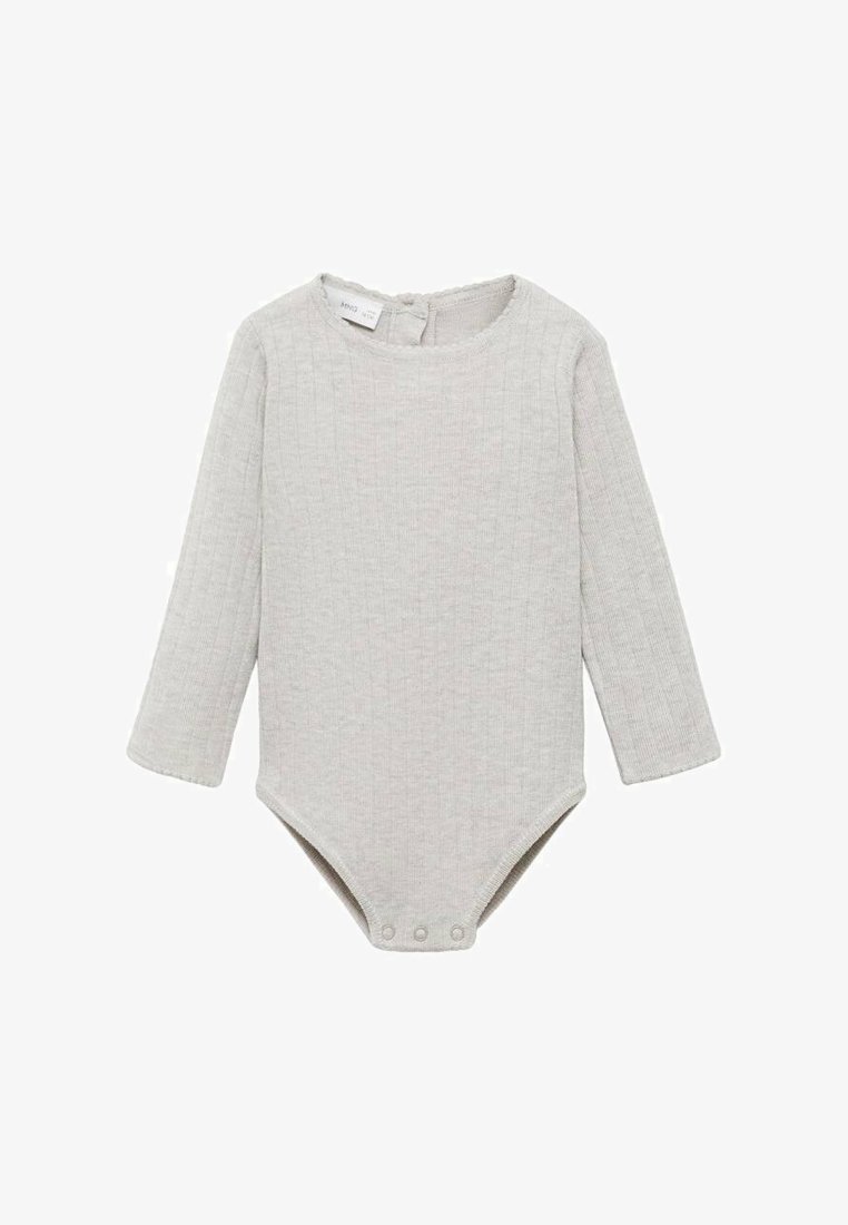 Ljusgrå, ribbad långärmad bodysuit med rund hals, tryckknappsstängning bak och tryckknappar i botten för enkla blöjbyten. Mjuk texturerad tyg.