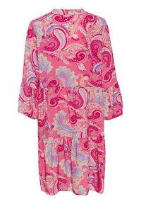 Różowa sukienka z długimi rękawami, zdobiona wielokolorowym wzorem paisley w odcieniach czerwieni, niebieskiego, zielonego i pomarańczowego.