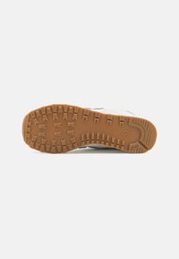 New Balance U574SOC UNISEX - Tenisice - white