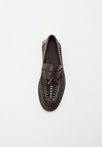 Brune læder loafers med vævet detaljering, en sløjfeaccents på fronten, og en glat, poleret finish. Klassisk silhuet med rund tå.