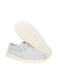 Scarpe slip-on in tessuto a strisce blu e bianche con parte superiore morbida, punta rotonda e suola in gomma con motivo di battistrada testurizzato.