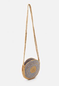 Rund vävd halmskorg med blå och naturliga färger i koncentriska cirklar, med en flätad rem för bärande.