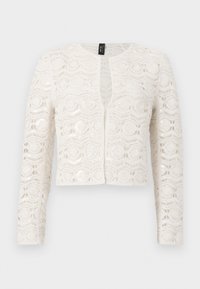 Λευκή δαντελένια ζακέτα με μακριά μανίκια, διακοσμημένη με φυτικά και γεωμετρικά μοτίβα, ανοιχτό μπροστινό μέρος και ελαφρώς κοντό μήκος.