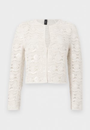 Λευκή δαντελένια ζακέτα με μακριά μανίκια, διακοσμημένη με φυτικά και γεωμετρικά μοτίβα, ανοιχτό μπροστινό μέρος και ελαφρώς κοντό μήκος.