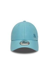 Gorra de béisbol ajustable de color azul claro con visera curvada, tejido texturizado y un logo en relieve en la parte frontal. Presenta seis ojales de ventilación.