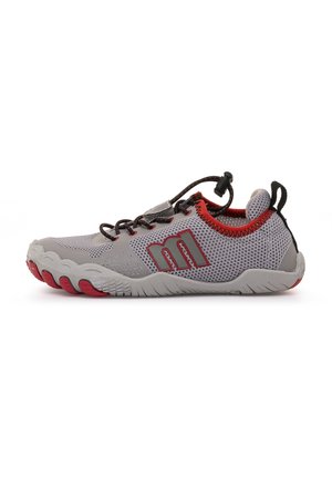 Scarpe sportive leggere grigie e rosse con tomaia in mesh, suola in gomma e lacci elastici, caratterizzate da un motivo testurizzato distintivo.
