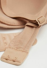 Lys beige bh-strop med struktureret stof, justerbart hardware og kroge, med glatte kanter og en blød foring.