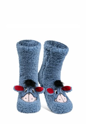 Pantofole di pile blu morbido con il volto di un cartone animato di Eeyore. Presentano orecchie rosse, un ciuffo nero e un tessuto testurizzato. Design alto per aggiungere calore.