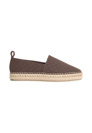 Brauner Slip-On-Espadrille mit strukturiertem Stoffobermaterial und geflochtenem Jutesohlen auf weißem Hintergrund.