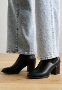 Esprit Ankelboots - black