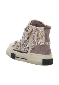 High-Top-Sneaker mit gemischten Materialien in Beige, Pink und Silber. Verfügt über glänzende Glitzerdetails, ausgefranste Kanten und eine Gummisohle.