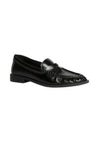 Mocasín de cuero negro con un acabado suave, punta redondeada, costuras decorativas y un tacón bajo en bloque. Diseño simple y clásico.