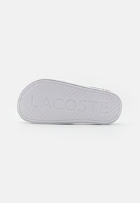 Lacoste SERVE SLIDE - Sandalias planas - white/dark green
