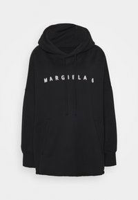 Felpa nera oversize con cappuccio regolabile, tasche frontali e stampa bianca "MARGIELA 6", caratterizzata da una texture morbida e un design informale.