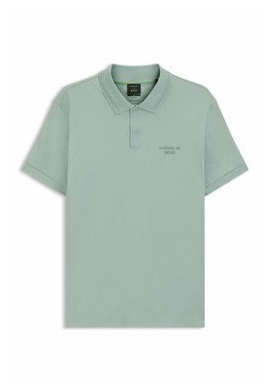 Polo de manga corta color verde claro con cuello y logo "Porsche BOSS" bordado en el pecho izquierdo.