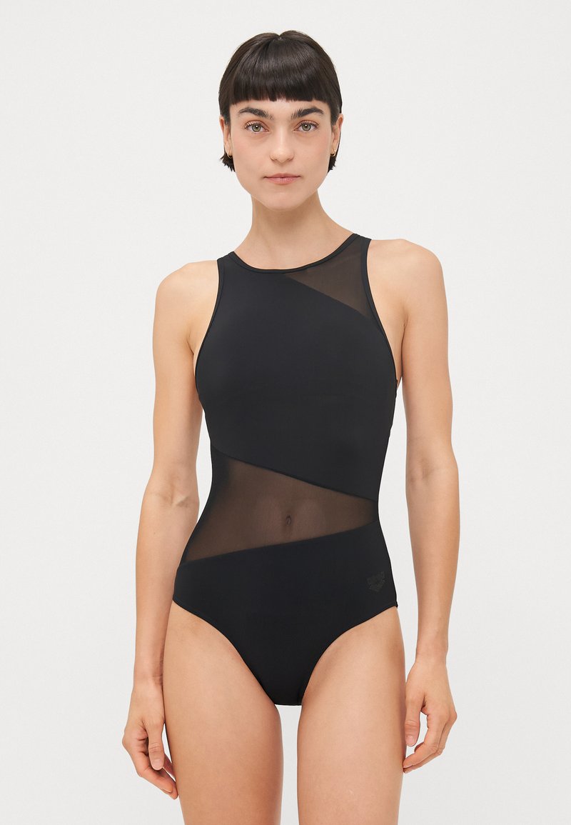 Schwarzer Badeanzug mit Mesh-Overlay-Design, asymmetrischem Schnitt, glatter Textur und hohem Beinausschnitt. Minimale Markenkennzeichnung an der Seite.