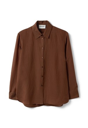 Chemise marron à manches longues avec col, sept boutons, et manches retroussées, posée à plat avec l'étiquette "Stefanel" à l'intérieur du col.