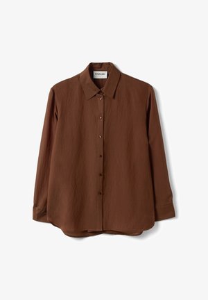 Braunes langärmliges Hemd mit Knöpfen, Kragen, sieben Knöpfen und geknöpften Ärmeln, flach ausgelegt mit "Stefanel" Etikett im Innenkragen.