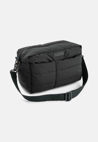 Sort rektangulær taske med quiltet design. Fremstillet af polstret stof, har en toplynlås og justerbar skulderrem, velegnet til casual brug.