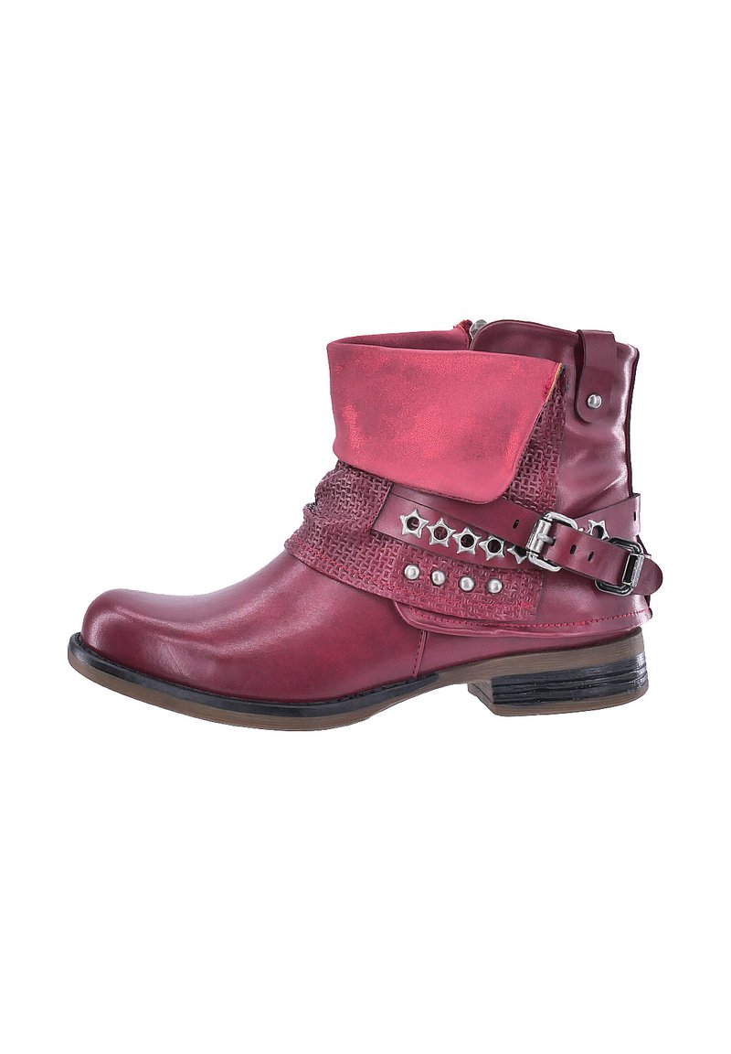 Botín de cuero rojo hasta el tobillo con tejido decorativo trenzado, tachuelas en forma de estrella, una correa con detalle de hebilla y un tacón bajo apilado.