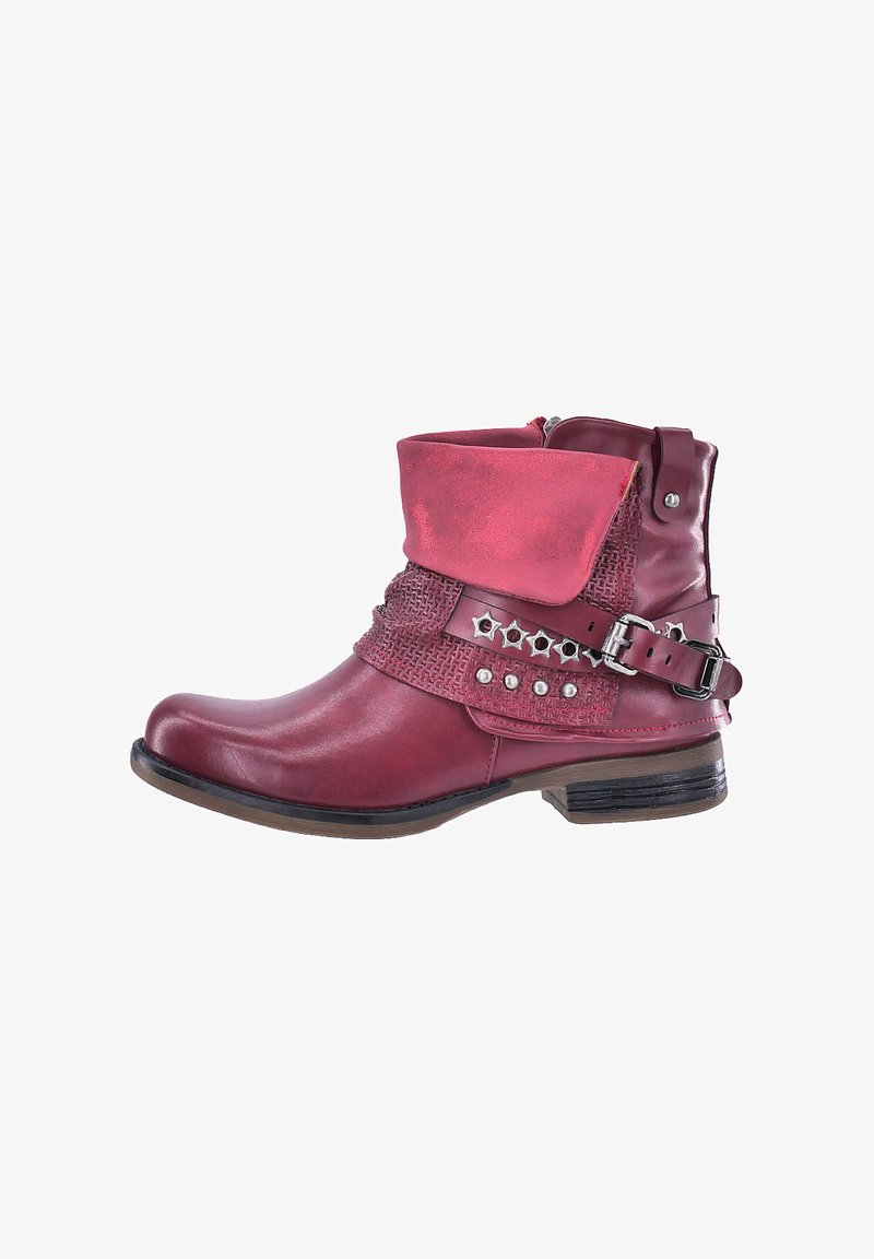 Botín de cuero rojo hasta el tobillo con tejido decorativo trenzado, tachuelas en forma de estrella, una correa con detalle de hebilla y un tacón bajo apilado.