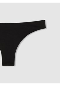 Perizoma nero con una trama di tessuto liscia, vita elastica minimale e un design semplice. Nessun motivo o hardware visibile.