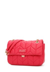 Borsa a tracolla in ecopelle rosa trapuntata con chiusura a gancio in oro, tracolla a catena e forma rettangolare. Presenta un motivo a foglie texture.