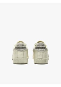 Sneakers bianchi con accenti grigi, tallone in suede texture e suola in gomma bianca. Presentano una tomaia in pelle liscia e dettagli di cucitura distintivi.