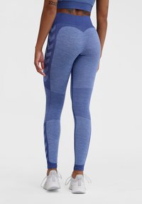 Leggings blu a vita alta con pannelli texturizzati e un'accentuazione a zigzag sul lato. Realizzati in tessuto elasticizzato, progettati per comfort e mobilità.