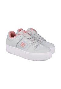 Weiße Sneaker mit grauem Lederoberteil und hellrosa Akzenten. Mit runder Zehenpartie, Perforationen, gepolstertem Kragen und Gummisohle.