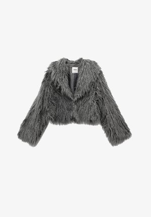 Grijze nep bont kort jak met een brede kraag en lange mouwen. Beschikt over een zachte, gestructureerde oppervlakte en een enkele knoopsluiting.