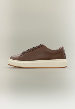 Pier One by Zalando, UNISEX - Αθλητικά παπούτσια - cognac