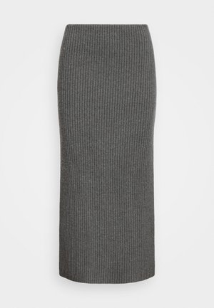 Jupe crayon en maille gris foncé, avec une texture côtelée et une coupe ajustée. L'ourlet est droit et arrive au milieu du mollet.