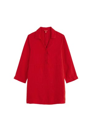 Punainen pitkähihaisen kaulusmekon edessä on kolme nappia ja suora helma.