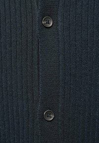 Cardigan in maglia di un blu navy scuro con texture a costine, motivo verticale e due bottoni neri lungo l'apertura frontale.